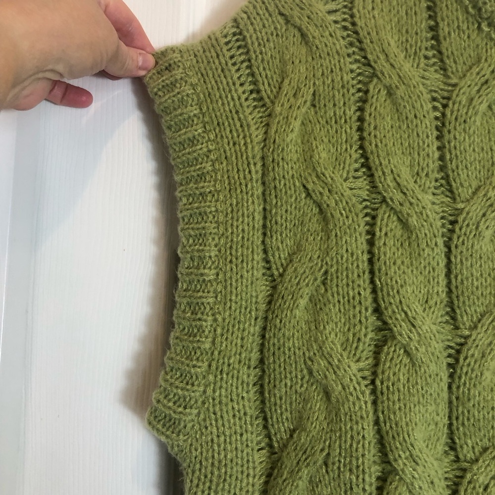 GeeGee Women's Green Cable Knit Sleeveless Sweater  Size Large - Picture 3 of 7